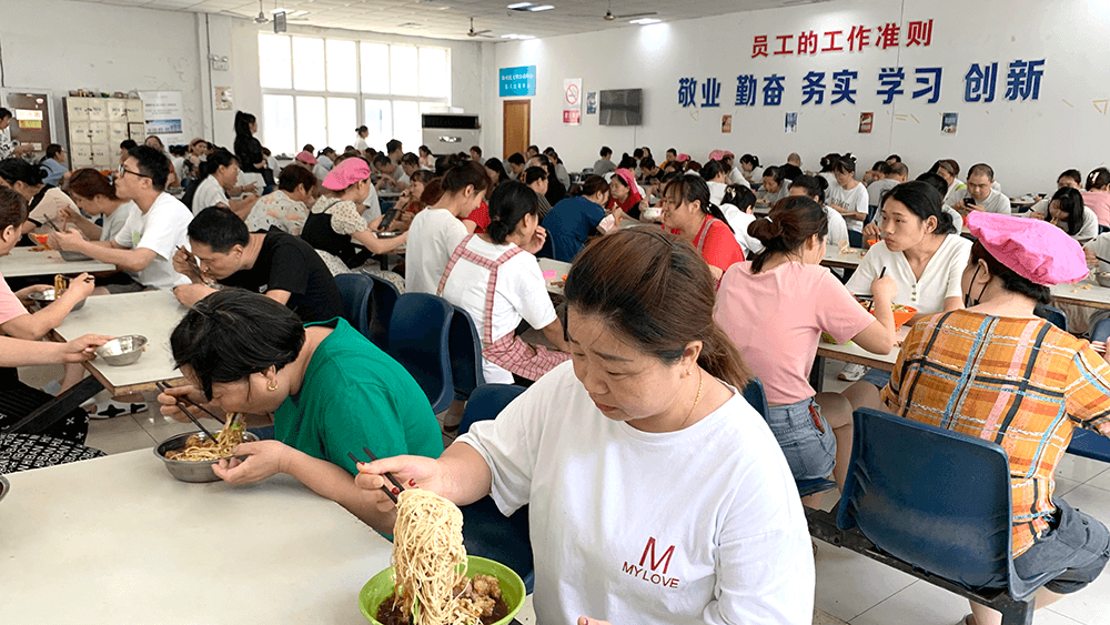 刘潭服装来碗生日面共抒爱党情